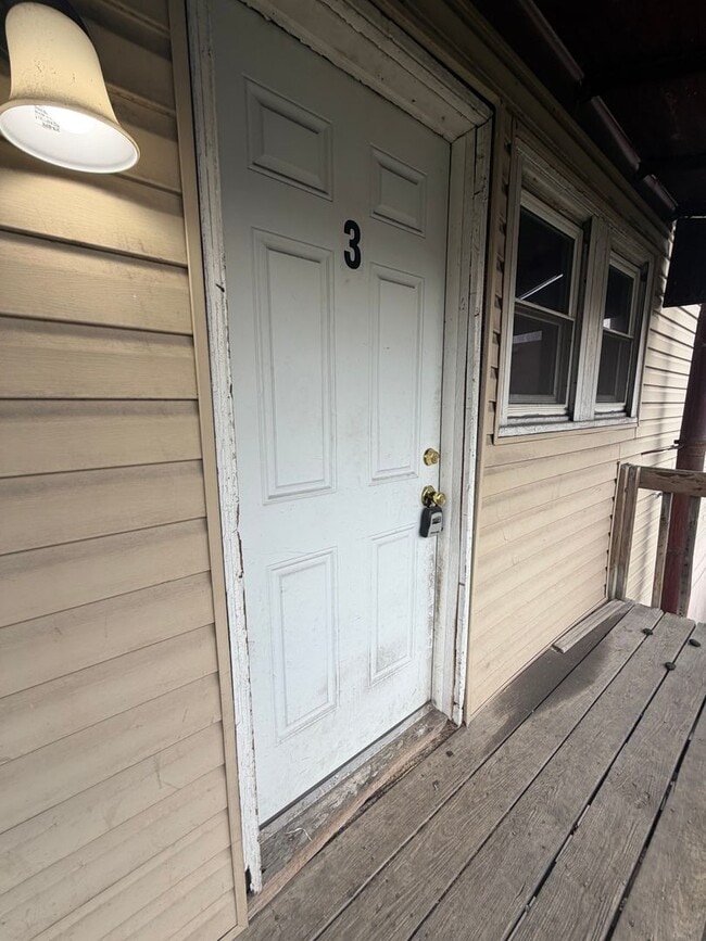 Building Photo - 2423 Lincoln Ave