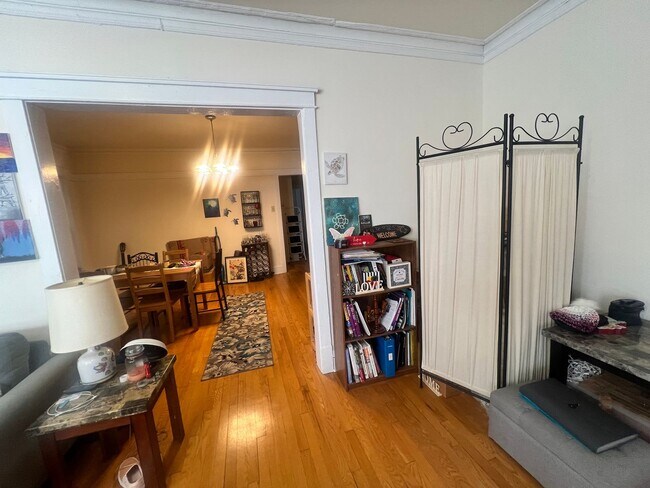 Building Photo - Lovely and Very Large Ravenswood Manor 1 BR