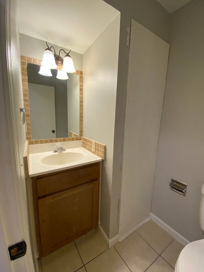 Building Photo - 2628 E Kantz Dr