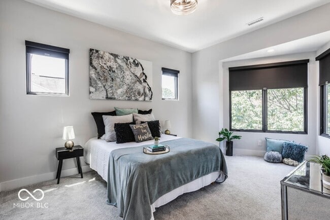 Building Photo - Beautiful townhome located off 16th and College. Pets allowed for an additional $1,000 non refund...