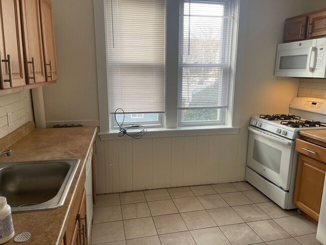 Building Photo - NO FEE Clean and spacious 3 bed split n Union Sq  , Laundry, Utilities Inc Students/pets ok free ...