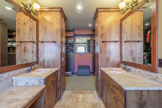 Building Photo - Exquisite Custom Home in Prestigious Commu...