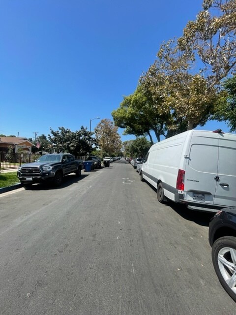 Building Photo - 1419 W 58th Plz