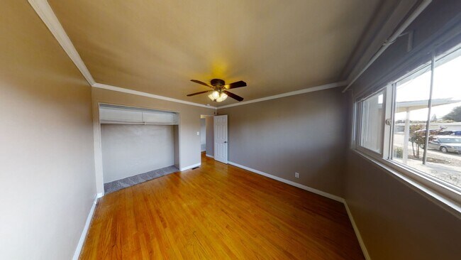 Building Photo - 6BD/3BA on Dorothy Dr!!