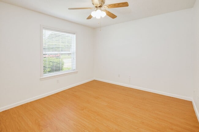 Building Photo - AUGUST PRE-LEASE!  Spacious 3 Bedroom 2 Bathroom House on Corner Lot