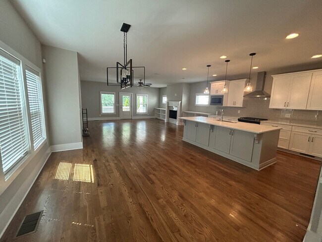 Building Photo - Stunning Home in Melrose 12 South Area...D...