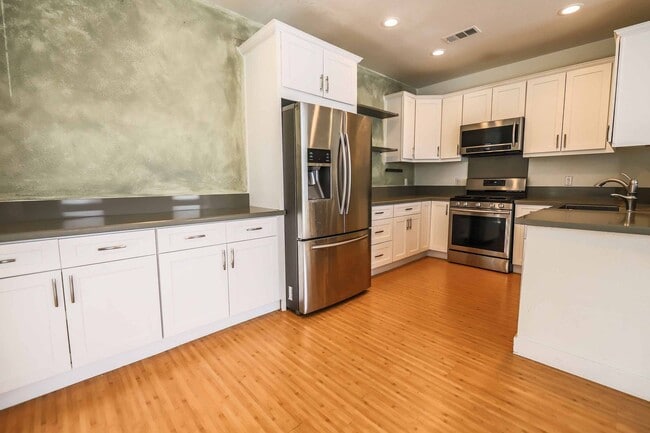 Building Photo - CUTE UPGRADED 3 BEDROOM CONDO IN HENDERSON!