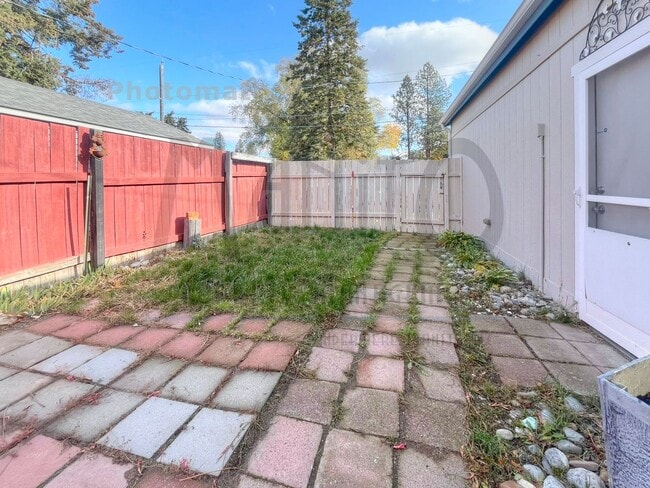 Building Photo - Spacious Modern 2 Bedroom Home