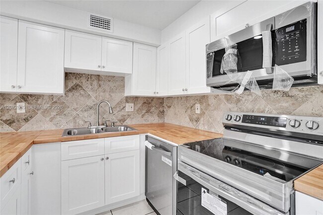 Building Photo - 5700 SW 127th Ave