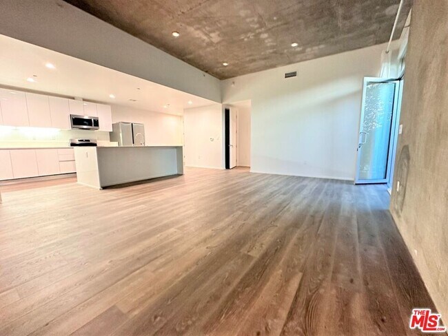 Building Photo - 1040 S Mariposa Ave