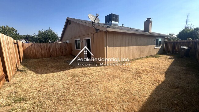 Building Photo - Charming Galt 2bd/2ba Duplex with 2 Car Ga...