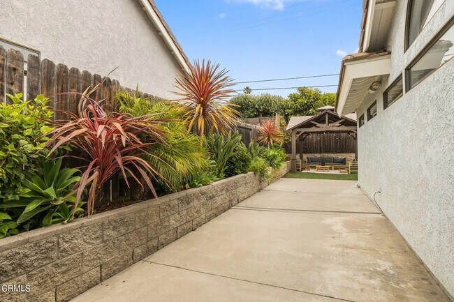 Building Photo - 2226 Sanderling St