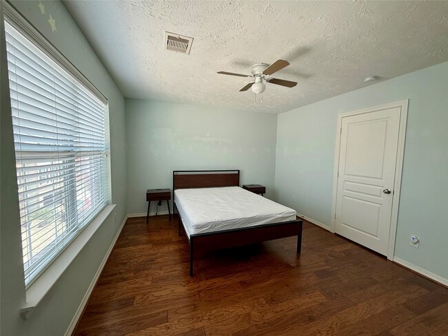 Building Photo - 3410 Skyline Village Dr
