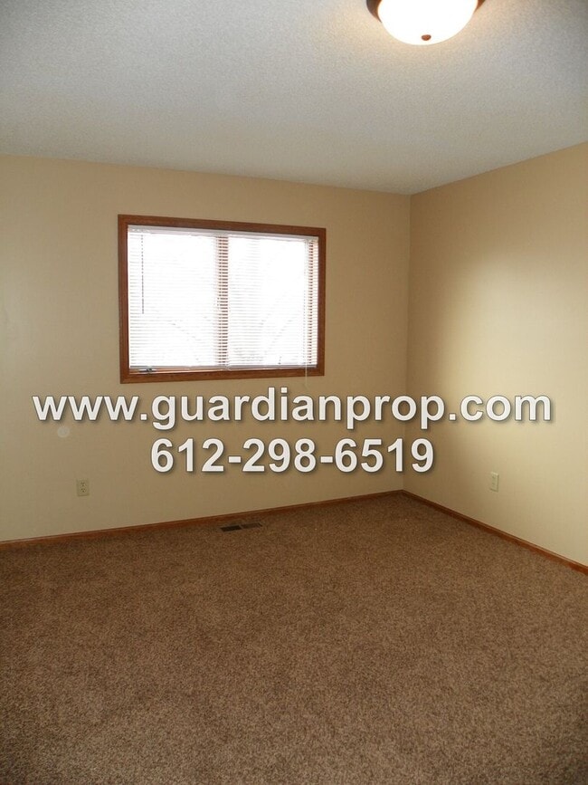 Building Photo - End Unit Townhouse Available June 1st, Vaulted Ceilings, Large Patio, Loft Area