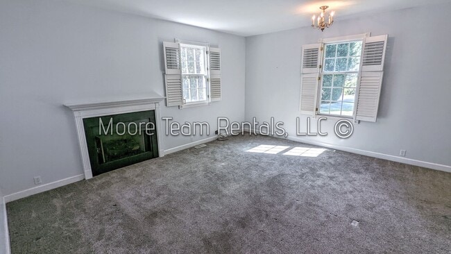 Building Photo - 2 Bed Cape Cod + Large Hobby Room