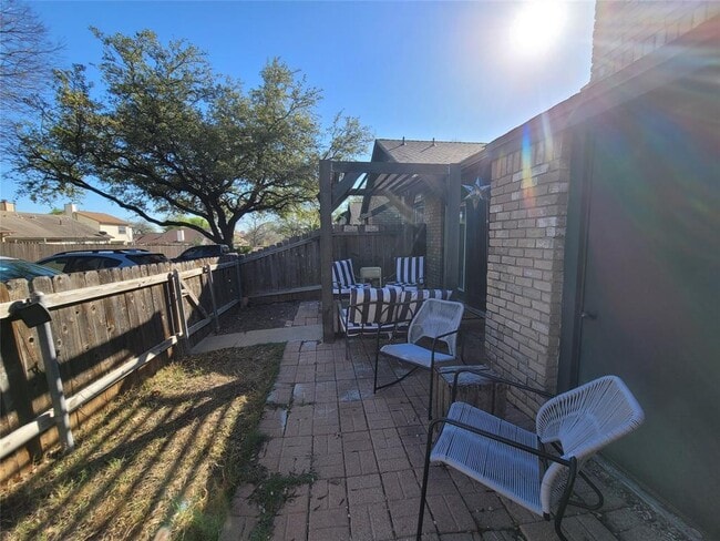 Building Photo - 1015 E Yager Ln