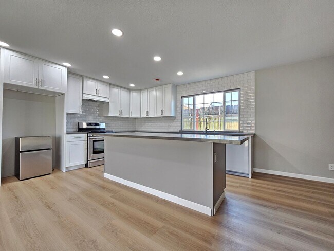 Building Photo - Remodeled Home for Rent – Fresh, Modern, a...