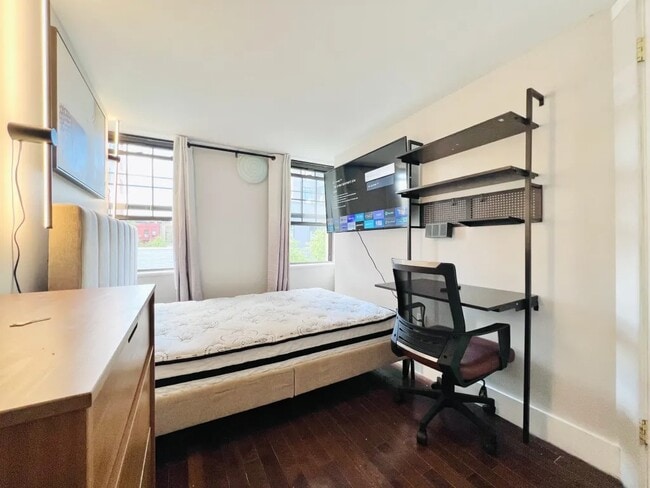 Building Photo - Furnished room/NOT APARTMENT