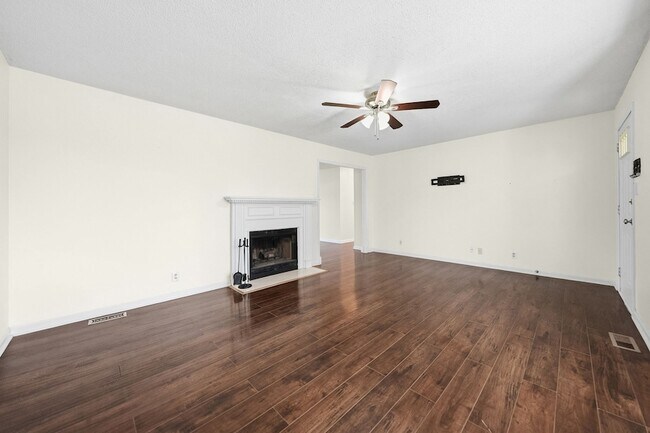 Building Photo - 1361 Jenny Ln