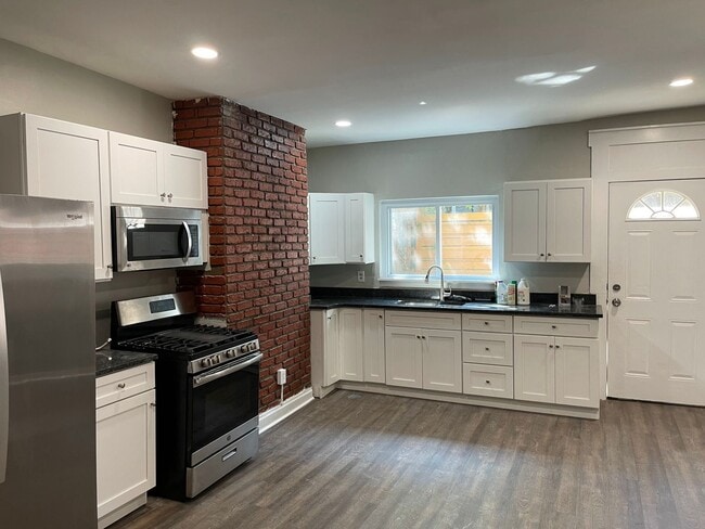 Primary Photo - FABULOUSLY RENOVATED 4BR, 2Bath HOME IN TH...