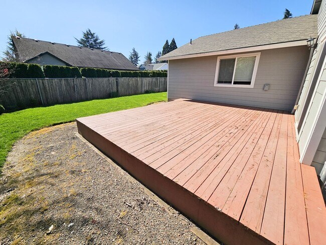 Building Photo - 917 N Cascade Dr