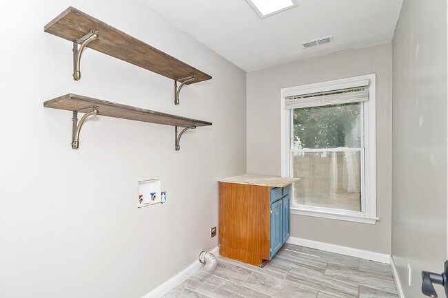 Building Photo - 2129 Agecroft Rd