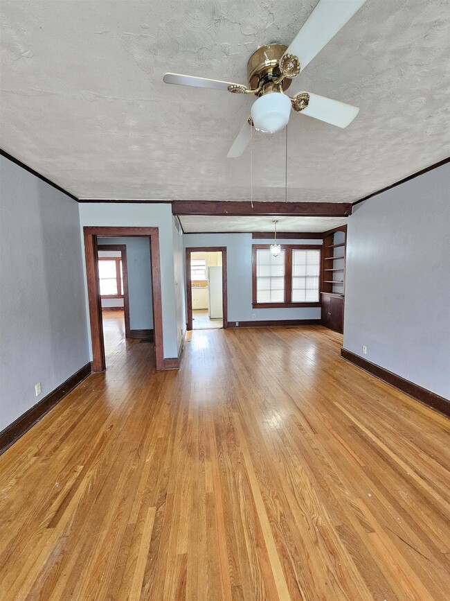 Building Photo - 545 E Park Ave
