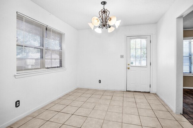 Building Photo - 23918 Spring Gum Dr