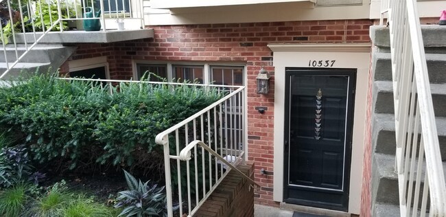 Building Photo - Convenient and Affordable N.Bethesda Condo