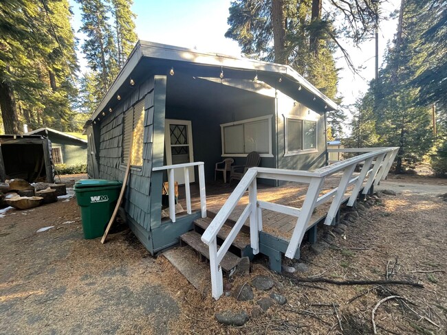 Building Photo - COZY CABIN ON THE LAKE