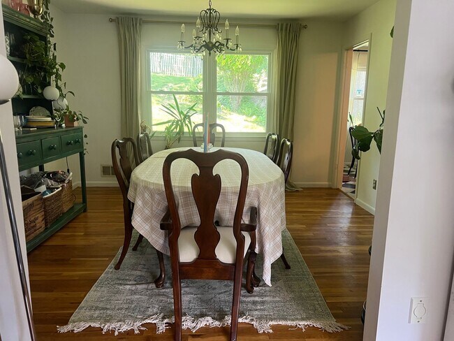 Building Photo - Spacious Well Maintained 3 Bedroom 2.5-Bat...