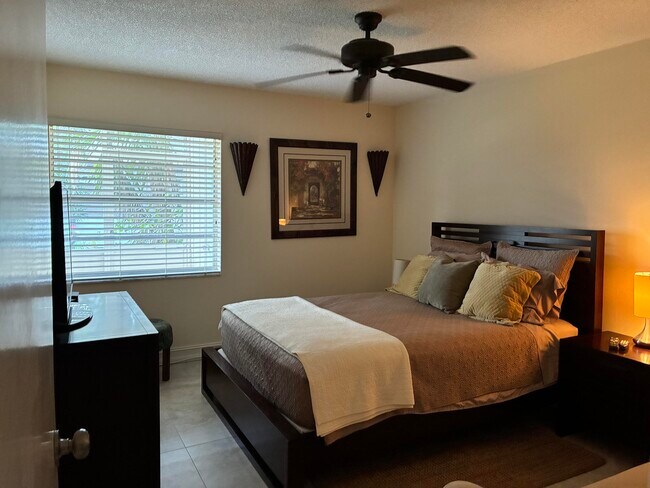 Building Photo - 489 Burgundy P