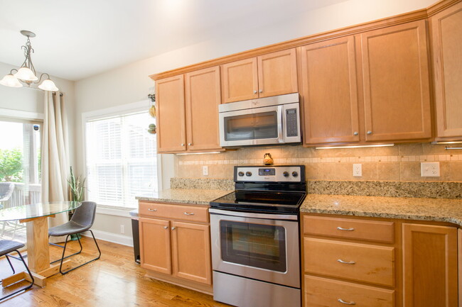 Building Photo - Charming End-Unit Townhome in Southern Pines