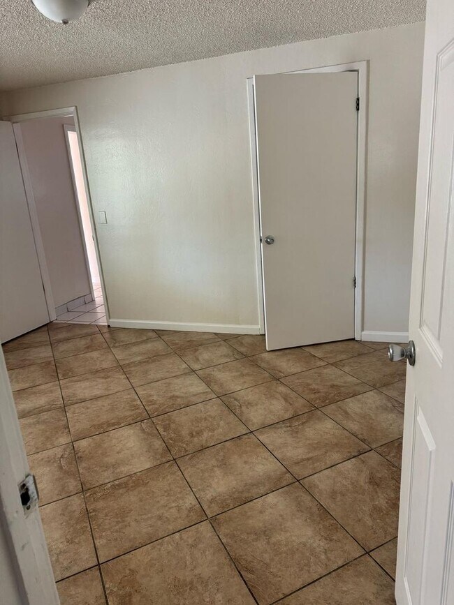 Building Photo - NE 4 bedroom home by Bakersfield College