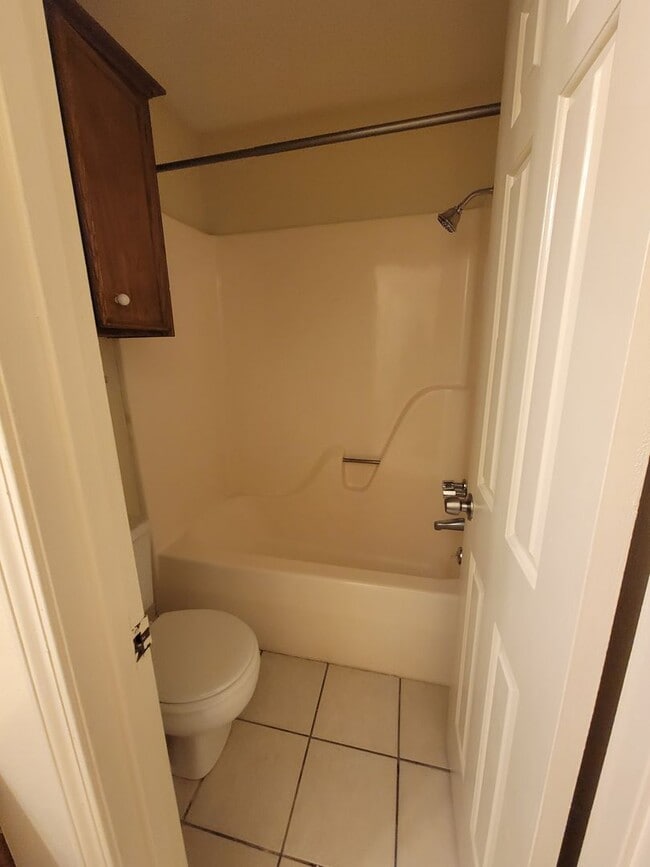 Building Photo - 3 bedroom 2 bathroom