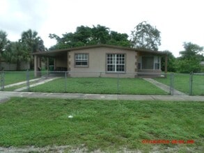Building Photo - Amazing 3-1 house with fenced front and backyard !