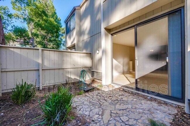 Building Photo - 3041 Kaiser Dr