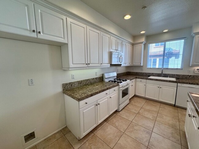 Building Photo - Spacious 3 Bedroom 2.5 Bathroom Condo in t...