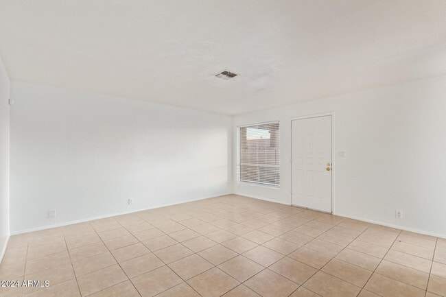 Building Photo - 511 W Blackhawk Dr