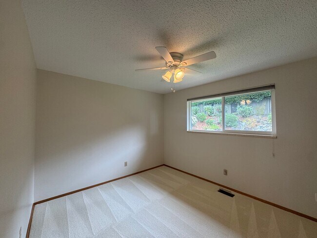 Building Photo - Stunning Three Bedroom With Amazing Views!