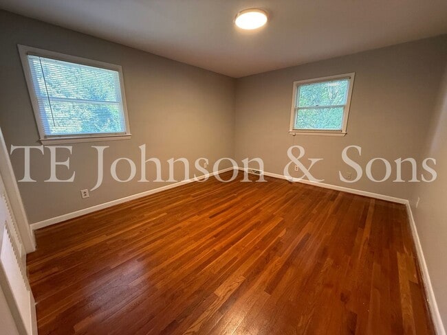 Building Photo - A Great Ardmore Townhouse Waiting For You!