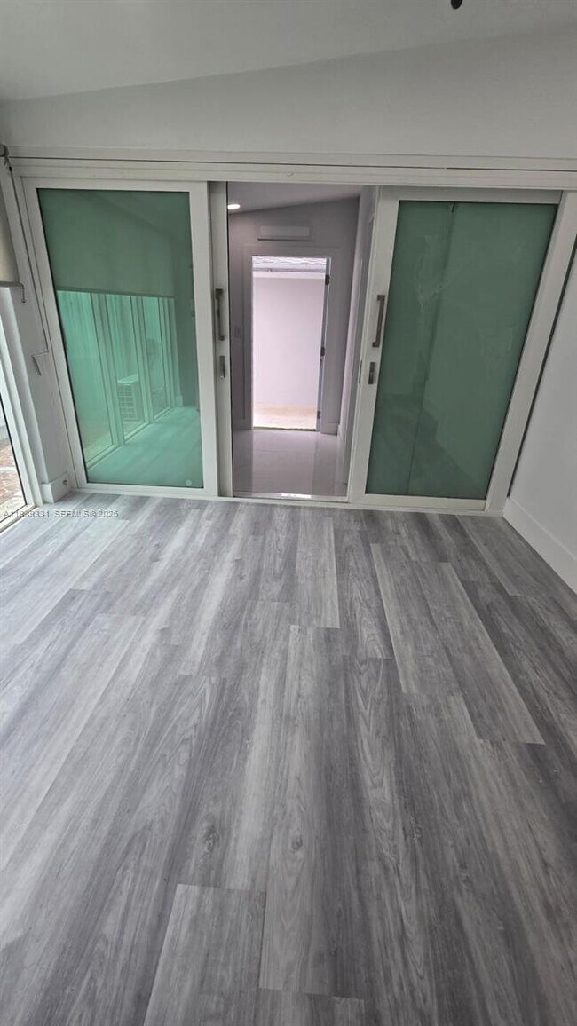 Building Photo - 265 W 53rd Terrace