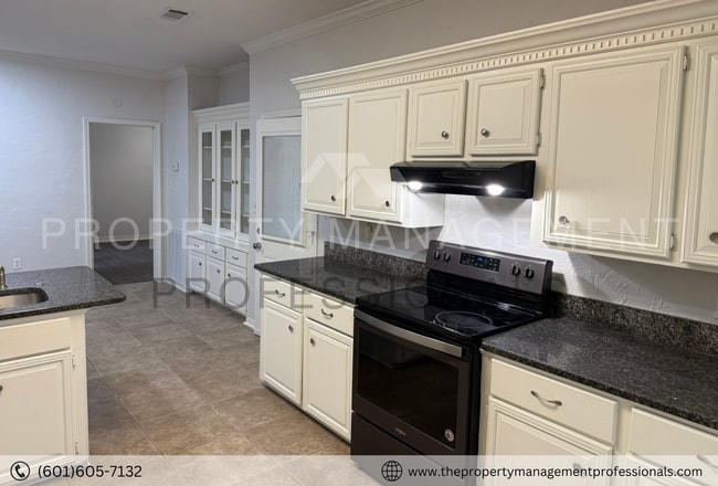 Building Photo - Renovated beauty near the country club and golf course!