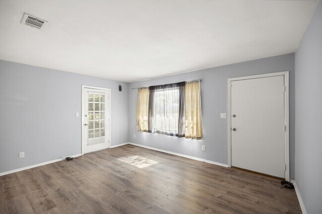 Building Photo - 354 Chicago Ave