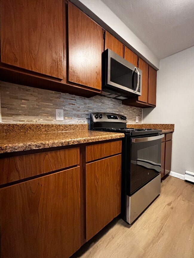 Building Photo - Charming 2 bedroom- 1bath  apartment with washer dryer hook-up