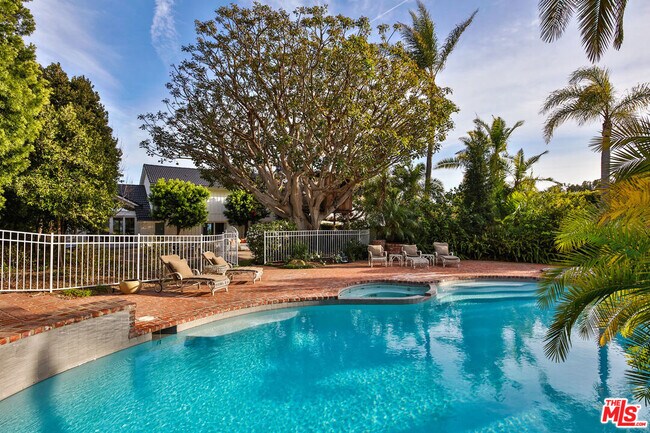 Building Photo - 29225 Cliffside Dr
