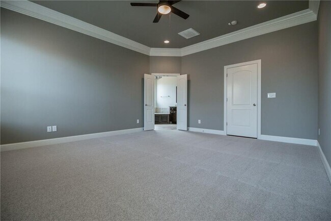Building Photo - 5404 SW Lavender St