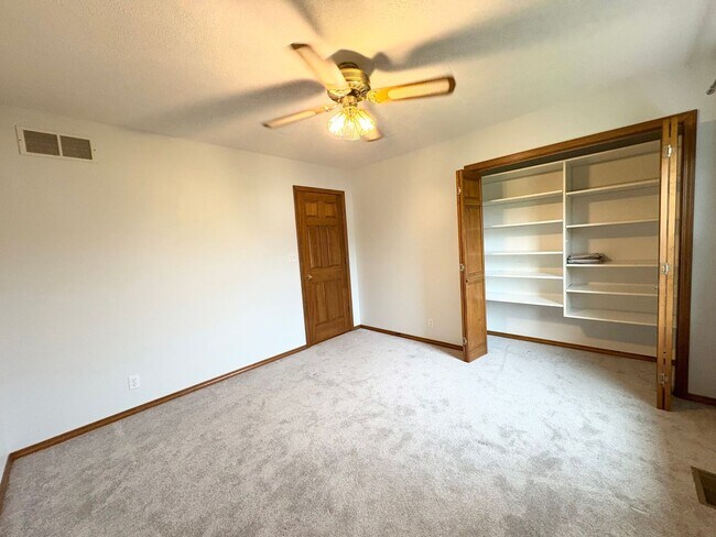 Building Photo - Stunning 5-Bedroom Home in Eagle Crest subdivision