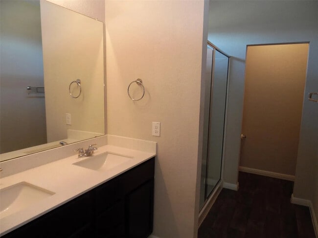 Building Photo - Room in House on Independence Ave