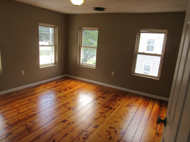 Building Photo - 27 Maple St